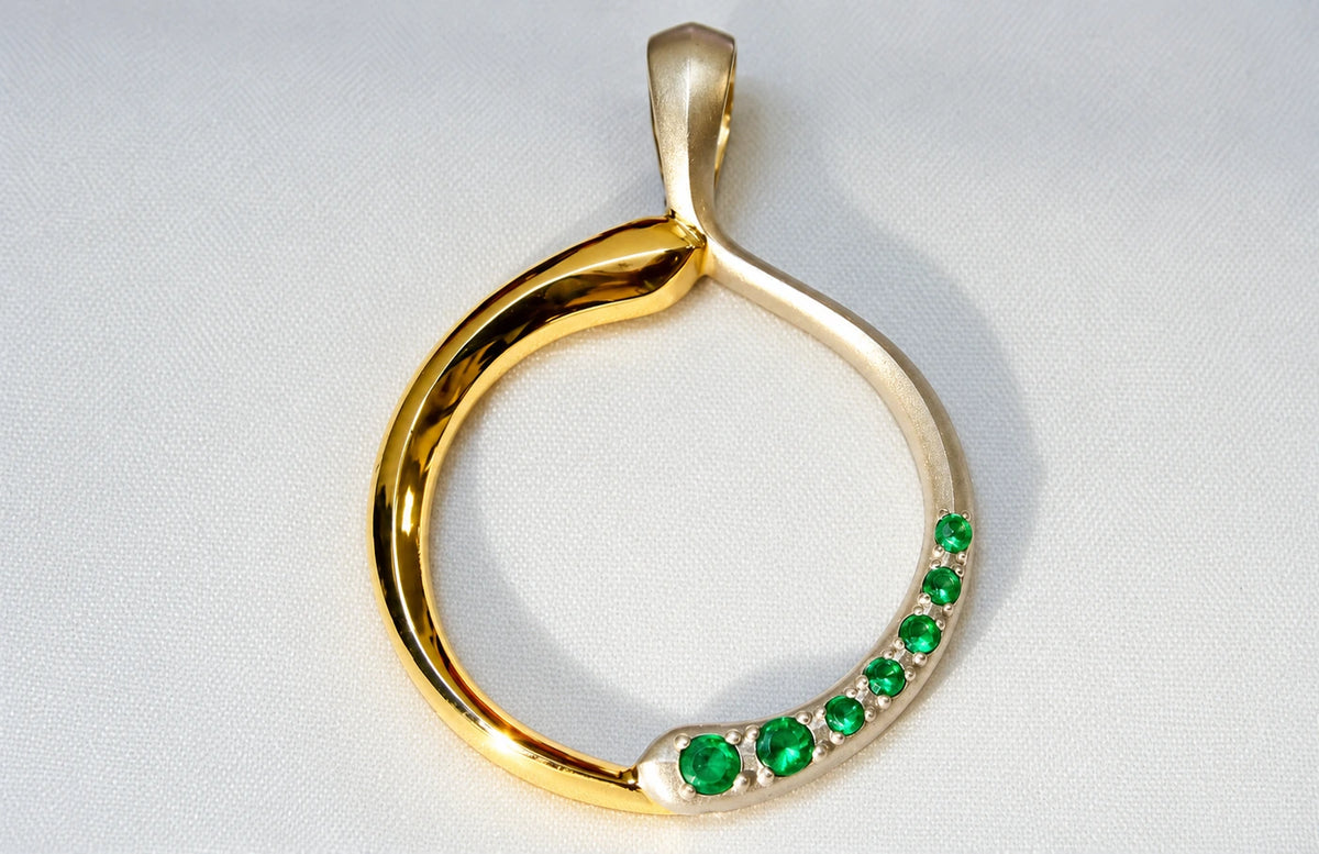 Smaragder i mat hvidguld med detaljer i gult guld.