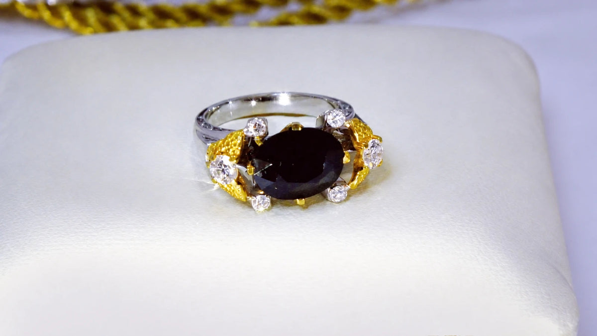 Ring i hvidguld og gult guld med stor oval safir, otte diamanter og personligt ornament