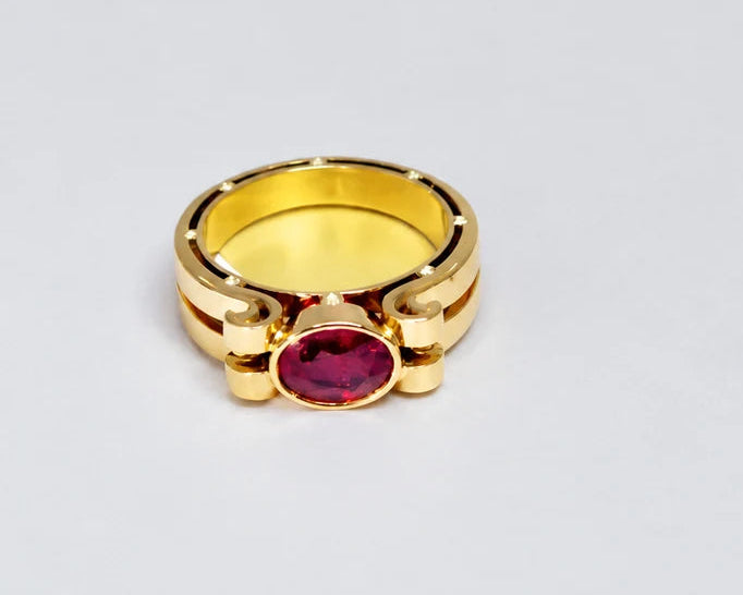 Ring i rosaguld med oval rubin, diamanter og hjerter