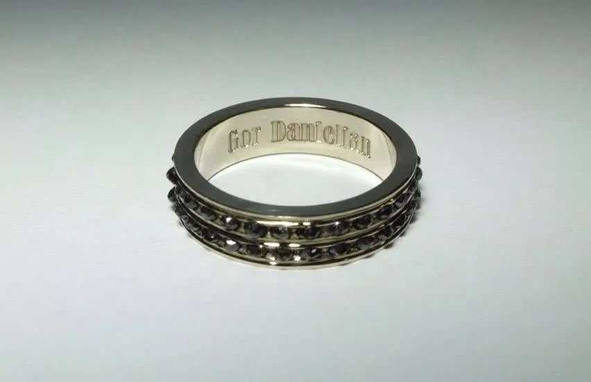 Ring med sorte diamanter i flere rækker, med hver stenplads tilpasset i hånden