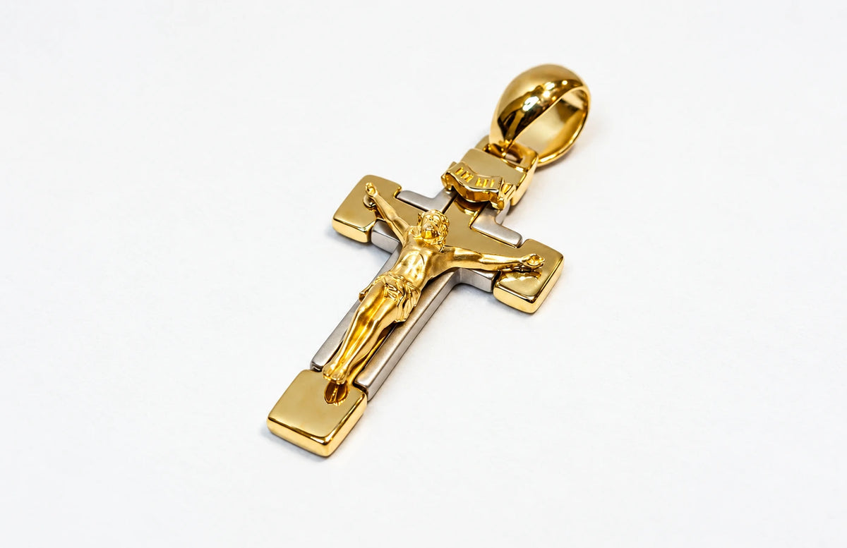 Krucifikset med Jesus, udført i gult guld og hvidguld.