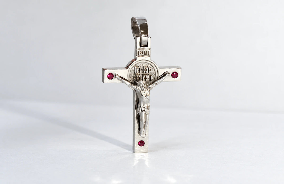 Korsets forside med Jesus og rubiner i hvidguld.