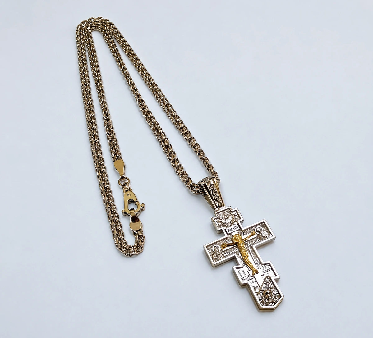 Platinkorset med Jesus i gult guld og den tilhørende håndlavede kæde.
