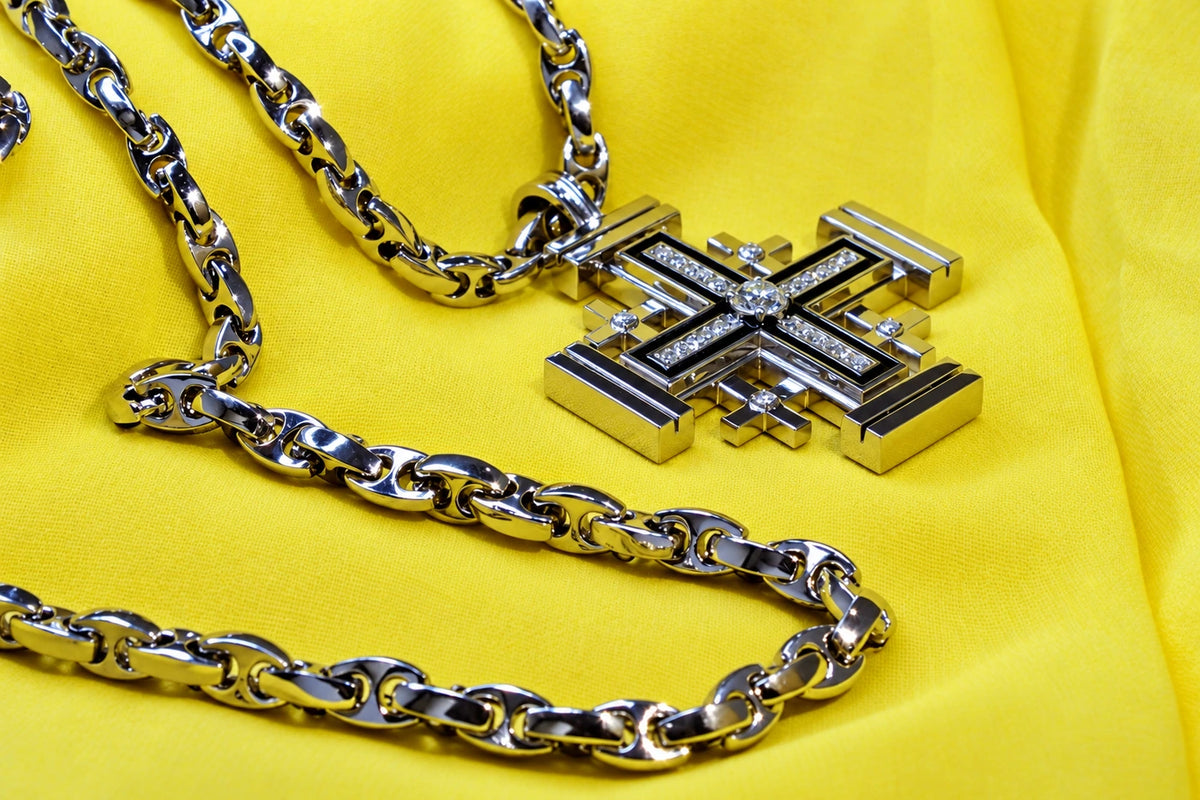 Jerusalemskorset i hvidguld med diamanter og sort emalje på den individuelle kæde.