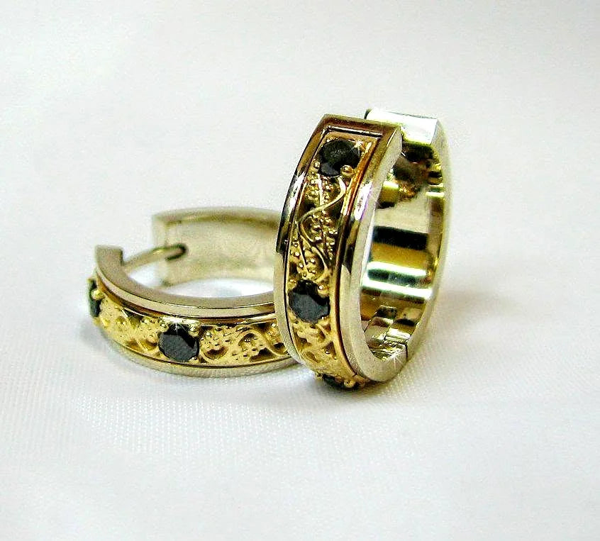 Øreringene i hvidguld og gult guld med sorte diamanter, fremstillet til det samme sæt som ringen.