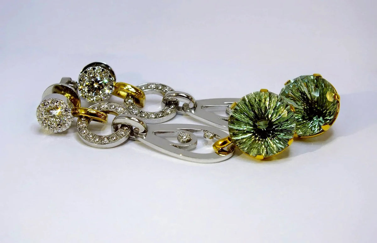 Øreringe i hvidguld og gult guld med diamanter, store fantasislebne peridoter og aftagelige dele.