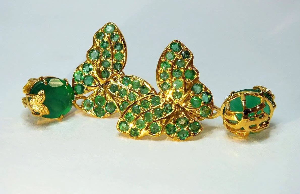 Øreringe af kundens eget 18 karat guld og sten, med sommerfugle og aftagelige smaragdvedhæng.