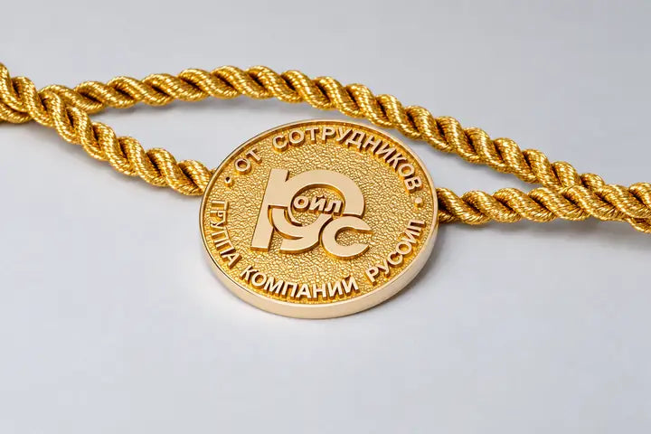 Jubilæumsmedalje i 14 karat guld, 30 mm i diameter, fremstillet som en personlig gave til chefen.
